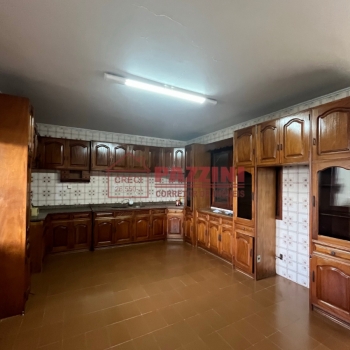 CASA COM DOIS PAVIMENTOS À VENDA NO CENTRO 
