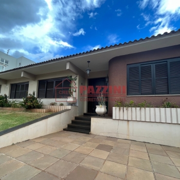 CASA COM DOIS PAVIMENTOS À VENDA NO CENTRO 
